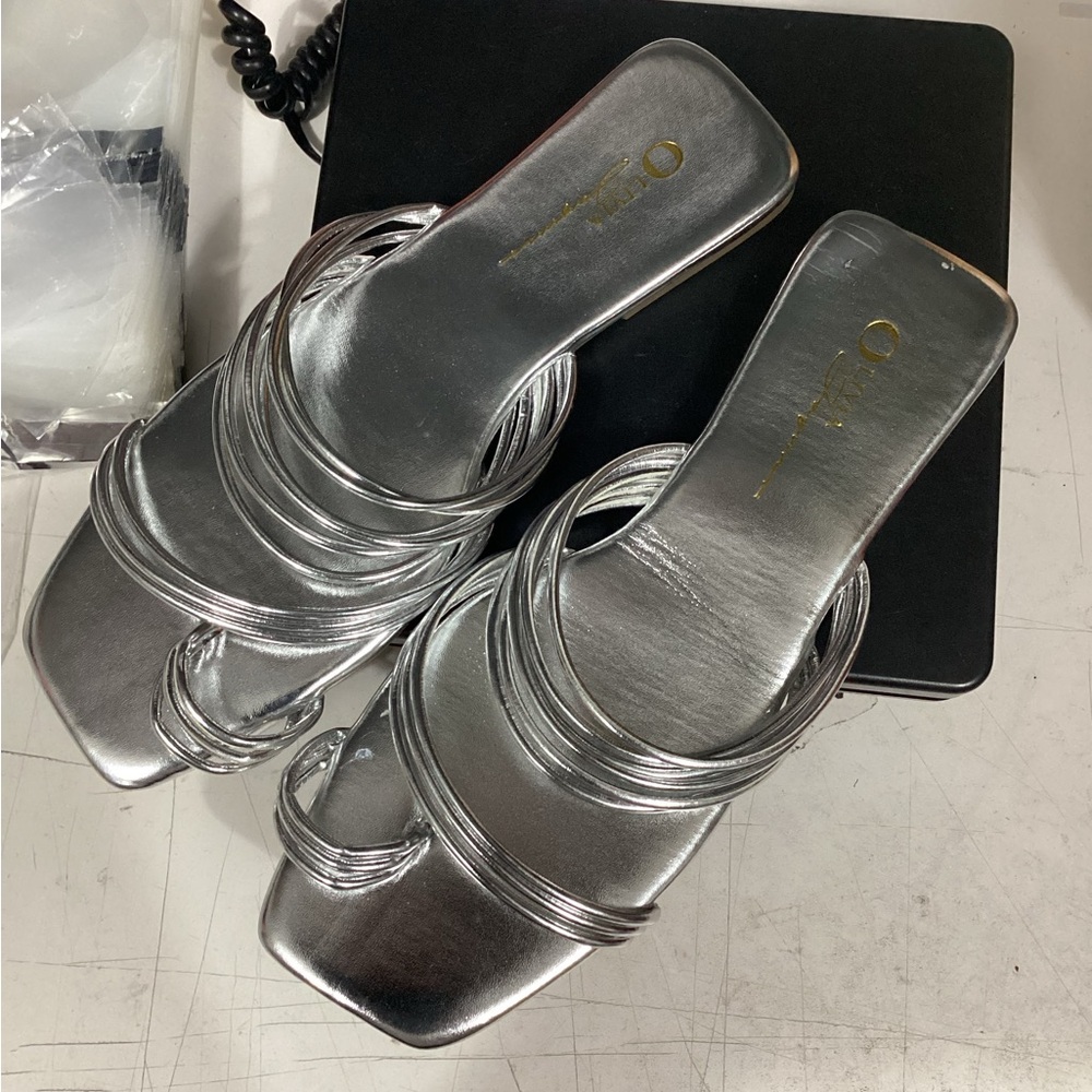 Olivia Miller Womens Metallic Slide Sandals NWOB Size 7.5